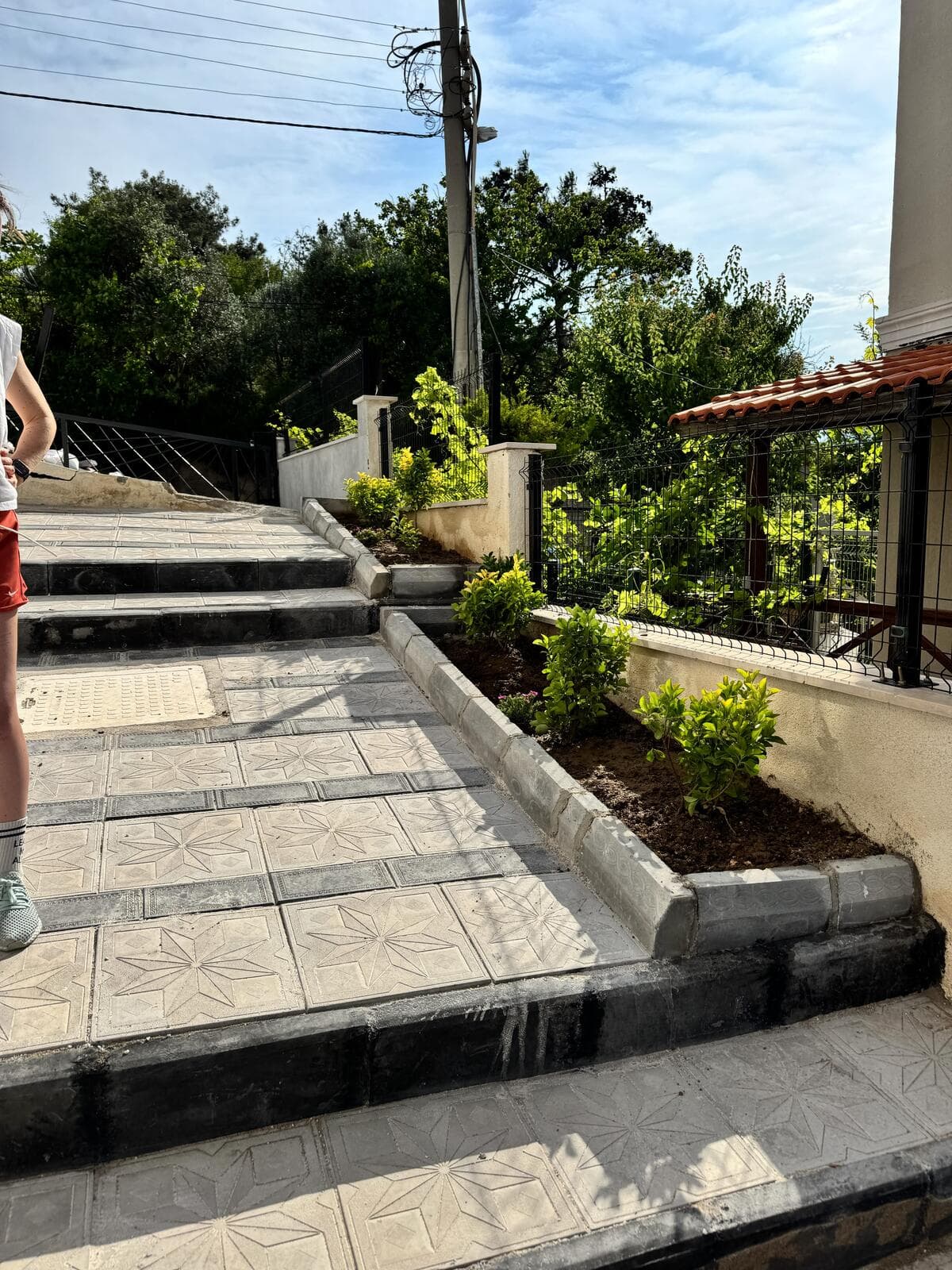 Bina dış cephe ve bahçe girişi
